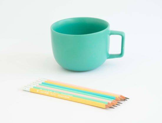 Μολύβια σε διάφορα χρώματα και μια κούπα